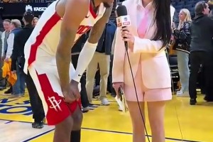 小伙還挺照顧女記者！杰倫-格林此前扶膝接受孟超采訪！