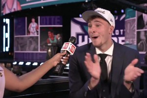 比自己被選中還開(kāi)心隊(duì)友康尼佩爾被選中，狀元弗拉格激動(dòng)高喊