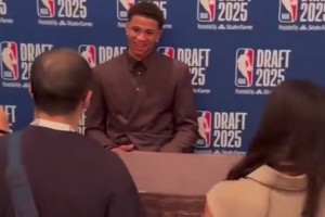 這人氣！弗拉格面對(duì)長(zhǎng)槍短炮，邊上卡特-布萊恩特只有寥寥幾人