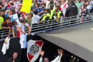 面對謾罵，國米中衛(wèi)比塞克大笑+揮手送別河床球迷