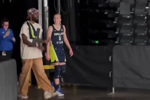 真來啦！歐文觀戰(zhàn)飛翼，賽后與狀元佩奇一同離場(chǎng)，還擁抱合影交流