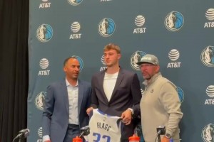 弗拉格發(fā)布會(huì)舉起獨(dú)行俠32號(hào)球衣 一旁總經(jīng)理忍住淡淡一笑