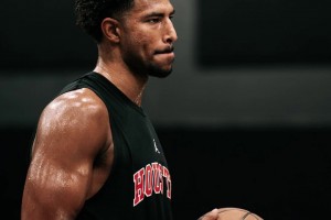 都是休斯頓來火箭吧！格萊姆斯穿著休斯頓大學的球衣訓練~