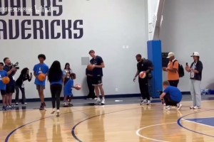 融入挺快！弗拉格在記者發(fā)布會(huì)后，參與到球迷活動(dòng)中！