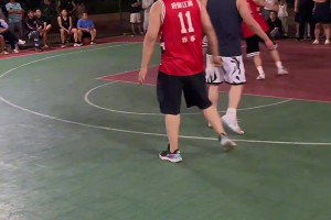 弗拉格抵達(dá)達(dá)拉斯！獨(dú)行俠訓(xùn)練館參加孩子們訓(xùn)練營(yíng)