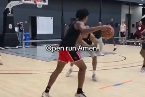 還會(huì)撤步三分哈！阿門(mén)這控運(yùn)和持球投籃好像進(jìn)步不少啊~