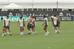 像個老大哥皇馬球員訓練，懷森比其他皇馬球員高個頭