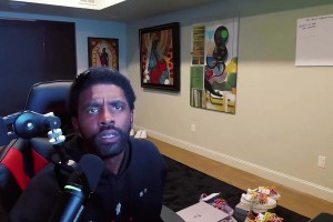 盜版看多了，開始以為是誰帶的面具