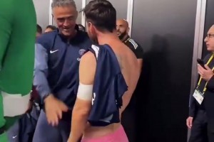 惺惺相惜！賽后恩里克摸了摸梅西的頭，登貝萊把梅西球衣拿走了~