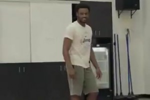 這初二？8年級時杜蘭特已經(jīng)展現(xiàn)出極致的得分能力，和球場統(tǒng)治力