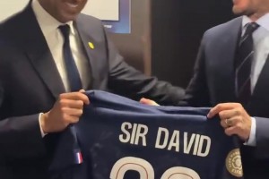 關系不錯??！納賽爾送給貝克漢姆巴黎隊服并合影