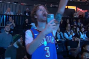 續(xù)約火箭！22年原本預測狀元的小史密斯到第三位才被選走，這神情看著非常失落