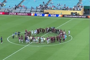 淘汰意甲豪門！弗魯米嫩塞全隊賽后在中圈狂歡！