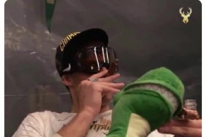 雄鹿人員巨變！字母哥在利拉德被裁前發(fā)推：我都不知道發(fā)生了啥？