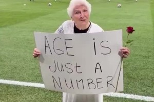 梅西看到不好意思了老奶奶手持玫瑰舉標(biāo)語：年齡只是一個(gè)數(shù)字