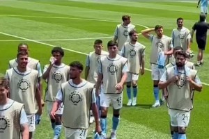 當(dāng)胡桑諾夫的老朋友來看他踢球，小胡羞澀的送出了自己的球衣