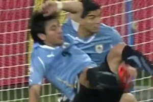 15年前的今天，蘇牙上帝之手拯救烏拉圭，從此加納對他永久免簽