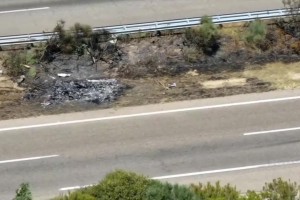 若塔交通事故中不幸去世現(xiàn)場！車輛起火旁邊的小樹被燒焦！