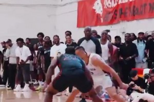 跌份兒了！狄龍秀運(yùn)球連續(xù)被小黑逼迫失誤，臉上直接掛不住了