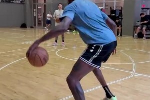 杜蘭特休賽期結(jié)合球跳投訓(xùn)練 看著真是美如畫！