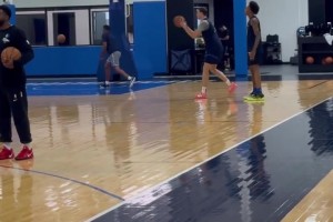 來看看狀元！弗拉格這投籃出手，感覺速度和節(jié)奏還可以啊