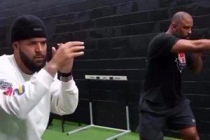 主教練正在熱身！烏度卡和范弗里特一起訓(xùn)練拳擊