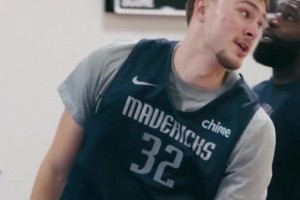 過兩天要和布朗尼對決了弗拉格訓(xùn)練中暴扣，展現(xiàn)強(qiáng)悍天賦