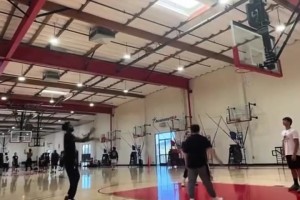 伊森今日中距離跳投訓(xùn)練 小伙子最近練的真勤啊