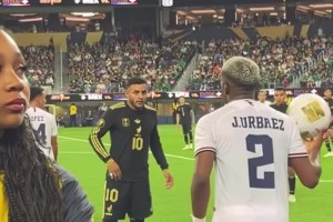 意大利美女主持穿高跟鞋顛球啊，穿著短裙就不怕走光了嘛