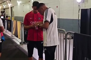 好友賽場相遇，姆巴佩賽前和阿什拉夫聊天+擁抱致意