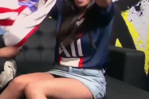 巴黎1-0領(lǐng)先！國外巴黎女解說嘉賓亮馬競球衣 皇馬嘉賓郁悶躺下