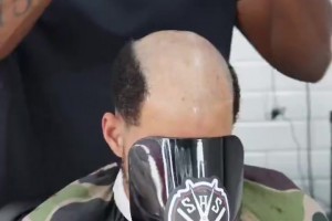 之前被傳的NBA球星禿頭戴假發(fā)視頻，哈利已否認(rèn)，那到底是誰呢