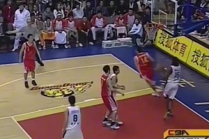 他就是中國男籃移動長城之一的王治郅！內(nèi)線技術(shù)堪稱頂尖...