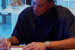 2年1.4億美元超級頂薪！布克簽合同的時(shí)候感覺都憋不住笑容了