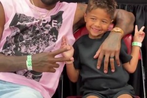 有幾分像？76人球星保羅-喬治帶上兒子觀戰(zhàn)夏季聯(lián)賽