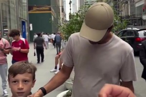 心情大好！納賽爾在美國街頭瞎逛，還給球迷提供決賽門票