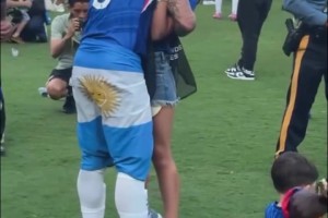 從飽受質(zhì)疑到雙世界冠軍！恩佐賽后落淚，與家人分享成功喜悅