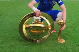 實(shí)至名歸！帕爾默賽后和世俱杯獎(jiǎng)杯、世俱杯金球獎(jiǎng)獎(jiǎng)杯合影