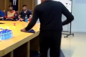 網(wǎng)友曬視頻：昔日恩里克更衣室內(nèi)暴怒訓(xùn)話，一巴掌拍飛桌子一箱水