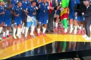 笑翻特朗普頒完獎(jiǎng)后死活不走，因凡蒂諾趕緊把他推到了后面