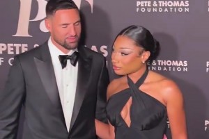 滿臉寫著甜蜜啊克萊與熱戀期女友梅根一同出席活動(dòng)