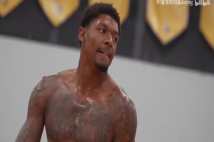 親吻秀恩愛！克萊和新女友馬冬梅正式亮相！兩個(gè)人都很開心啊！