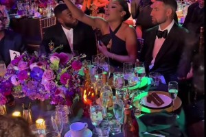 乖的像只小綿羊！這個(gè)場合克萊明顯沒女友放的開啊