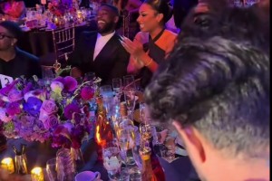 這場合克萊明顯沒有女友梅根放得開