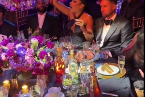 反差！這場合克萊明顯沒有女友梅根放得開