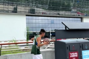 佛山現(xiàn)在不練腿了？這字母哥粉絲有點瘋狂了把？瘋狂背打垃圾桶