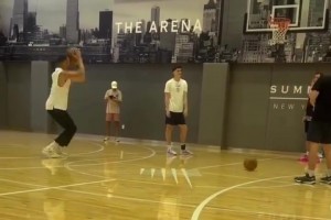 神射！克萊在訓(xùn)練中用左手跳投連續(xù)10次命中！不是鏡像！