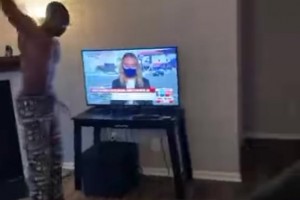 這才是猿臂！黑哥正對著幼年籃架展示著恐怖天賦