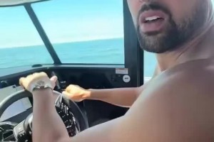 真幸福！克萊跟女友一起出海釣魚