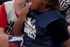 好家伙一位小球迷與歐文擊掌后，直接用舌頭舔了下自己的手掌